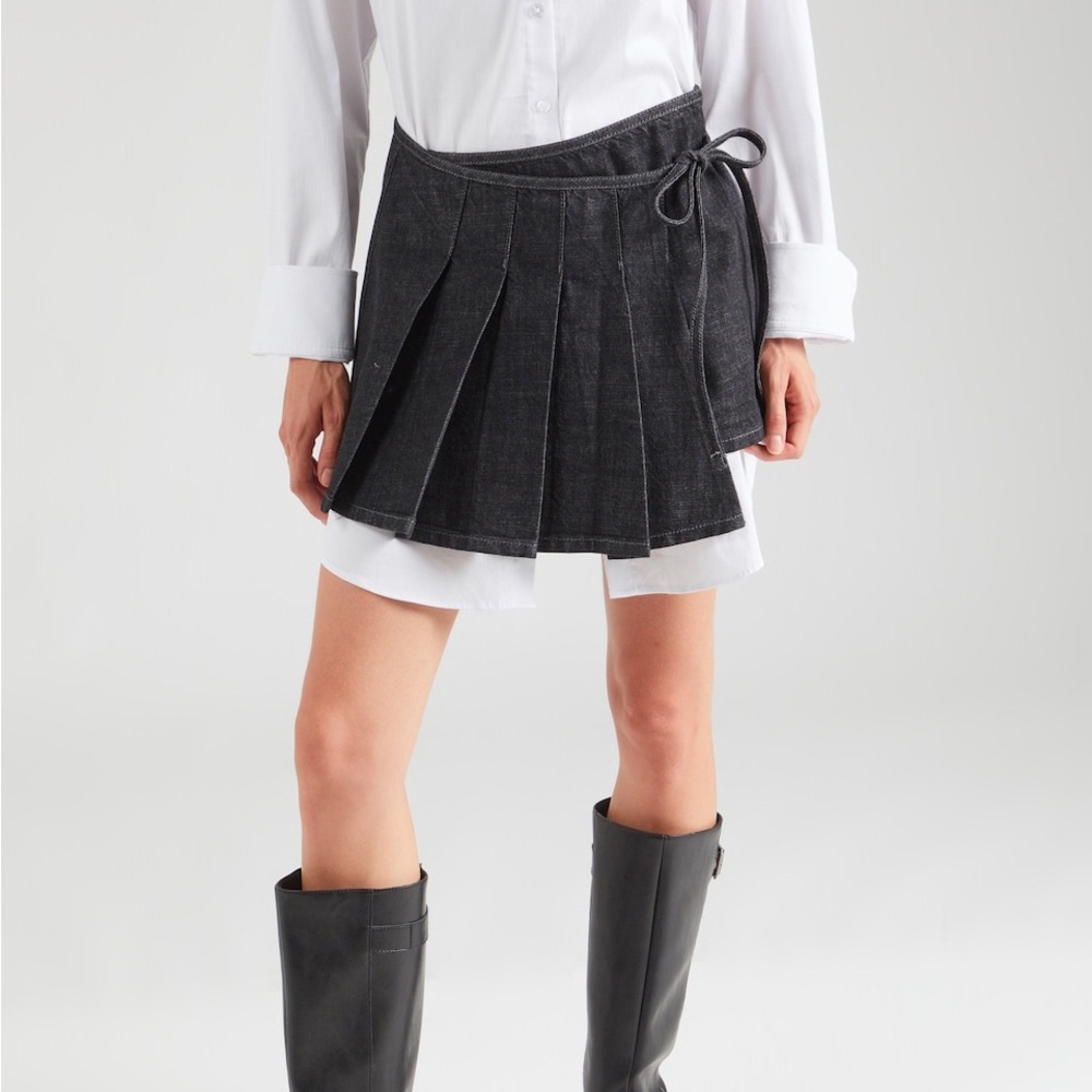 NWT Topshop size 6 Pleated Skirt with Tie Front